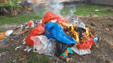 Photo de la combustion de dechets plastiques