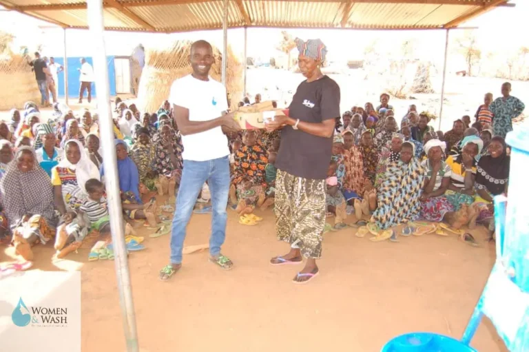Photo de la remise de savon aux deplacees interne de raminse a seguenega 1