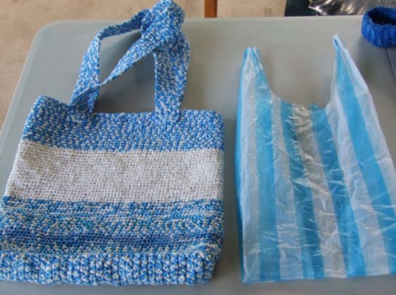 Photo dun sac tricote a partir de sachets plastiques recycles