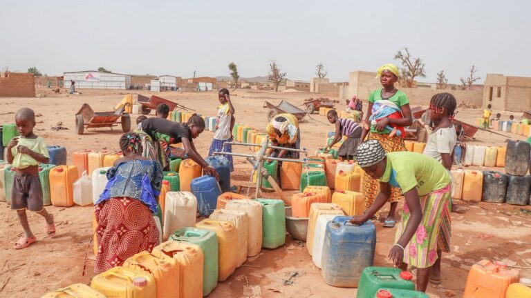 Photo dune queue de femmes a un point deau