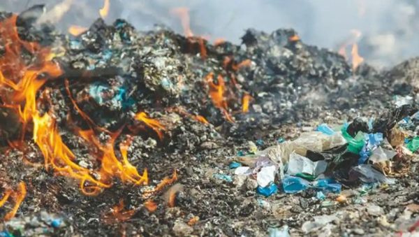 Photo de la pollution de dechets plastiques brules